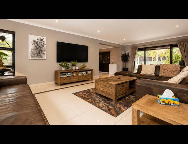 4 BEDROOM FREESTANDING TO LET IN FLAMINGO VLEI
